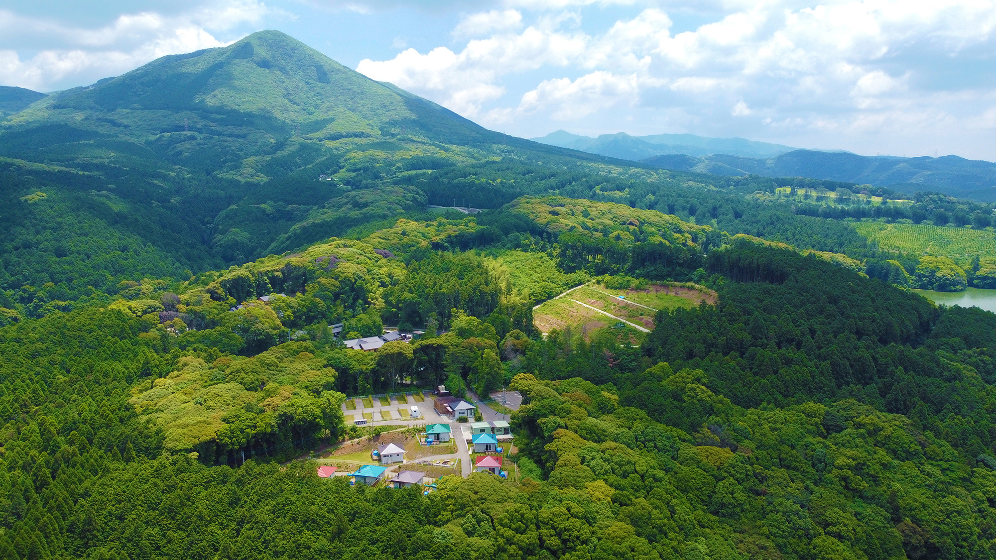 【施設上空】2万坪という広大な敷地の中には、自然の原風景が多く残されています。