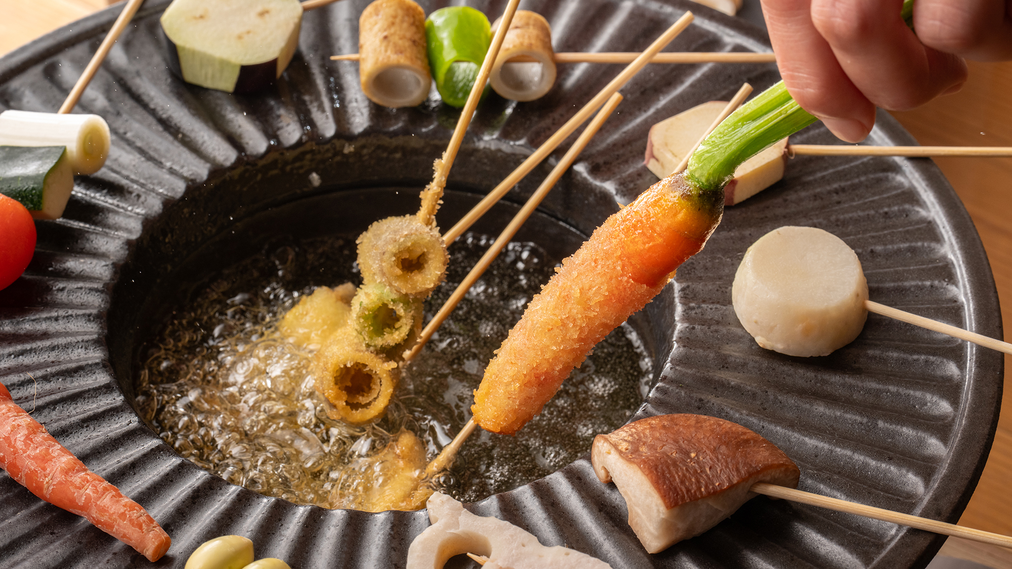 【里山の旬菜 菜種揚げ】自分の手で野菜串を菜種油につけて揚げる新感覚鍋