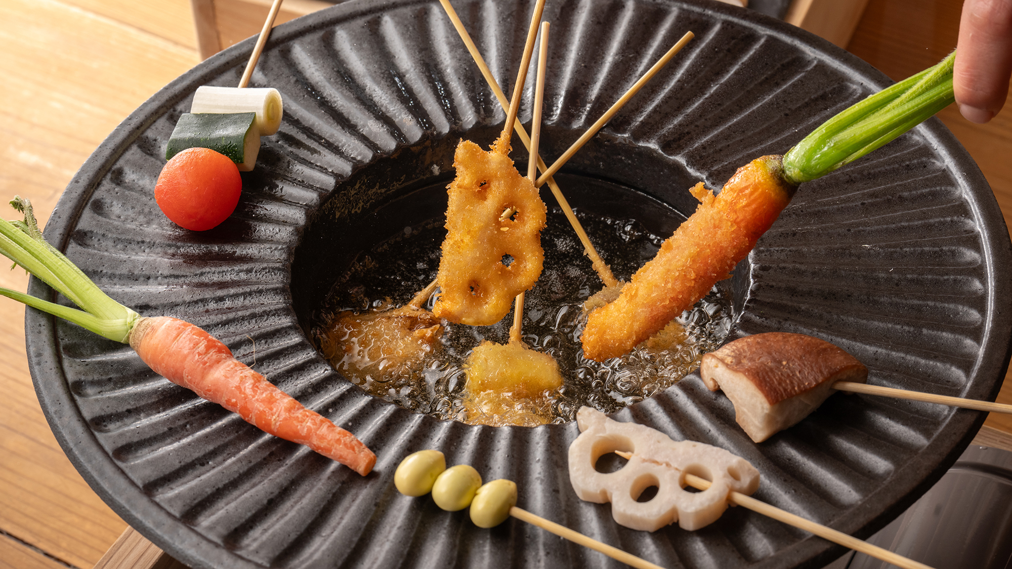 【里山の旬菜 菜種揚げ】陶器と鉄の鍋は火の通りが良いため、出来立てアツアツをお召し上がりいただけます