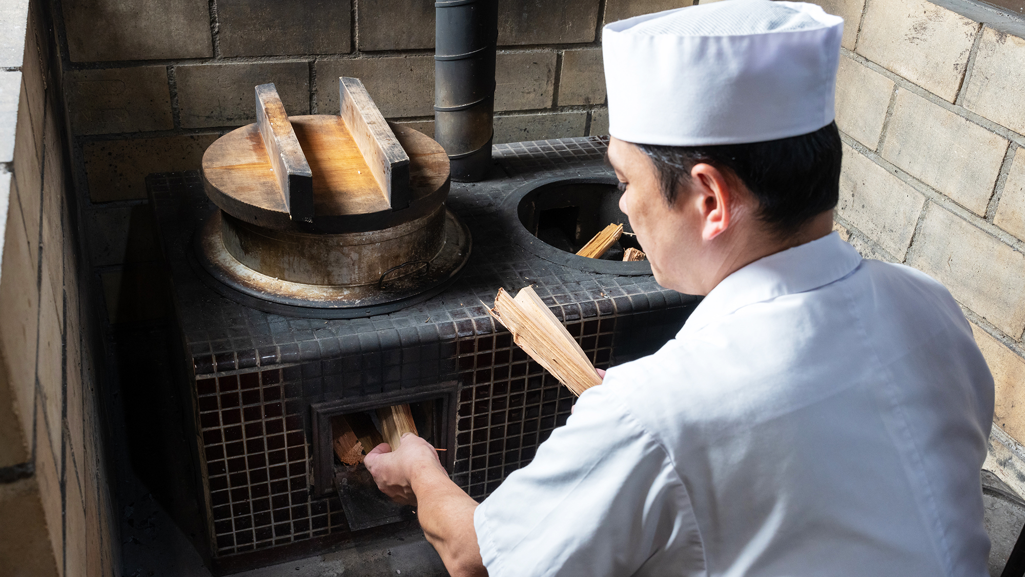 薪の熱で一粒一粒が生き生きと輝く、かまどご飯。その昔ながらの手法に秘められたこだわりを味わう