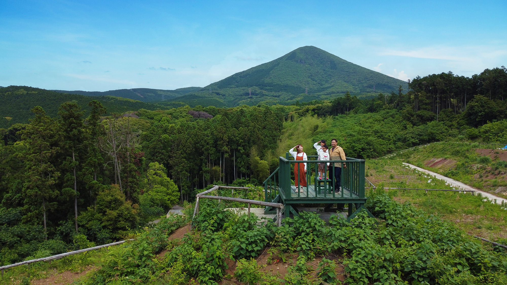 【展望台】小高い丘の上には、大村湾まで見渡せる展望台がございます。