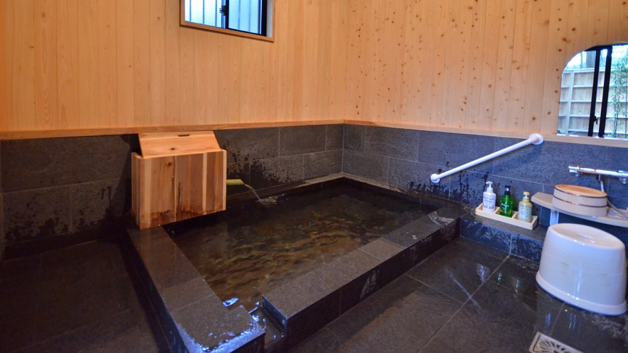 【特別室つわぶき】内湯。大理石の浴槽に檜の香りが心地よい造りになっています。