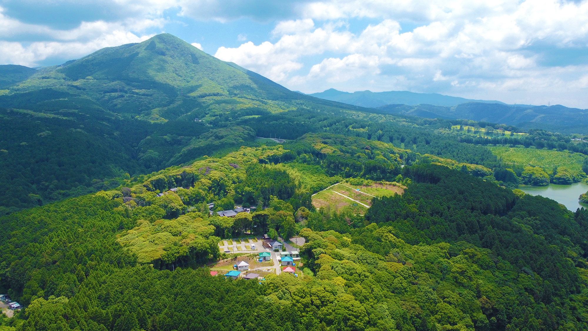 【施設上空】2万坪という広大な敷地の中には、自然の原風景が多く残されています。