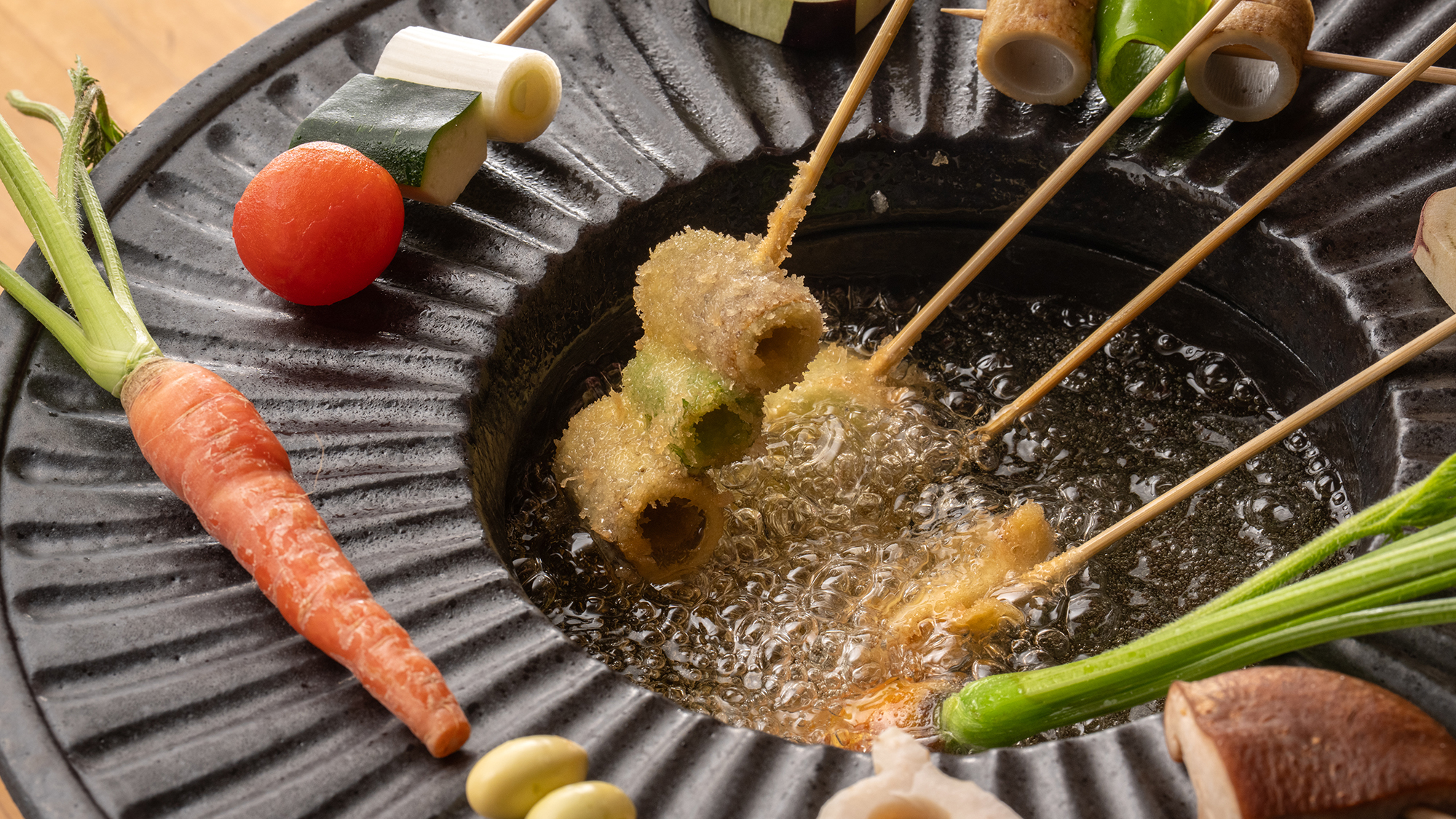 【里山の旬菜 菜種揚げ】自分の手で野菜串を菜種油につけて揚げる新感覚鍋
