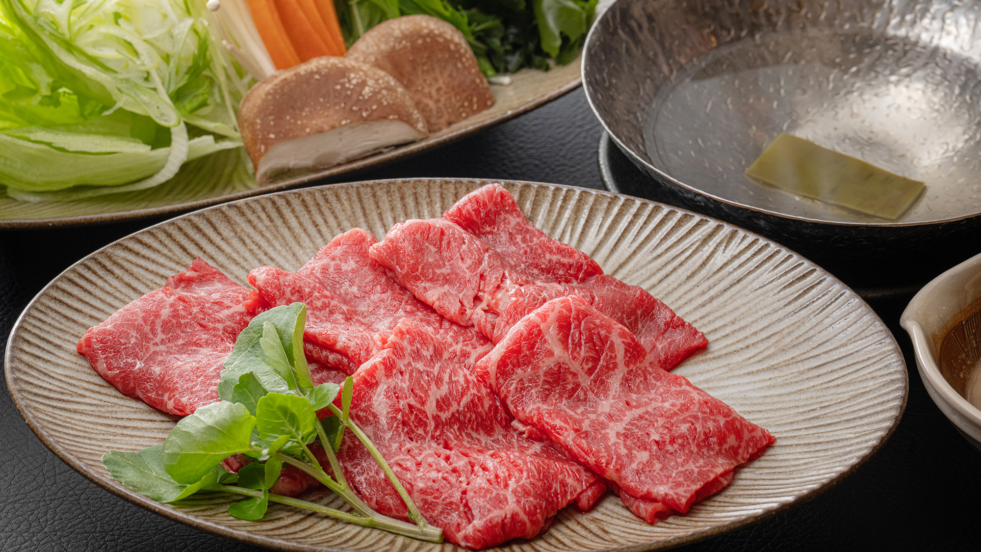 【四季の里山会席】＜夏：牛しゃぶ＞さっと火入れし、肉の甘みを涼やかに味わう夏仕立て