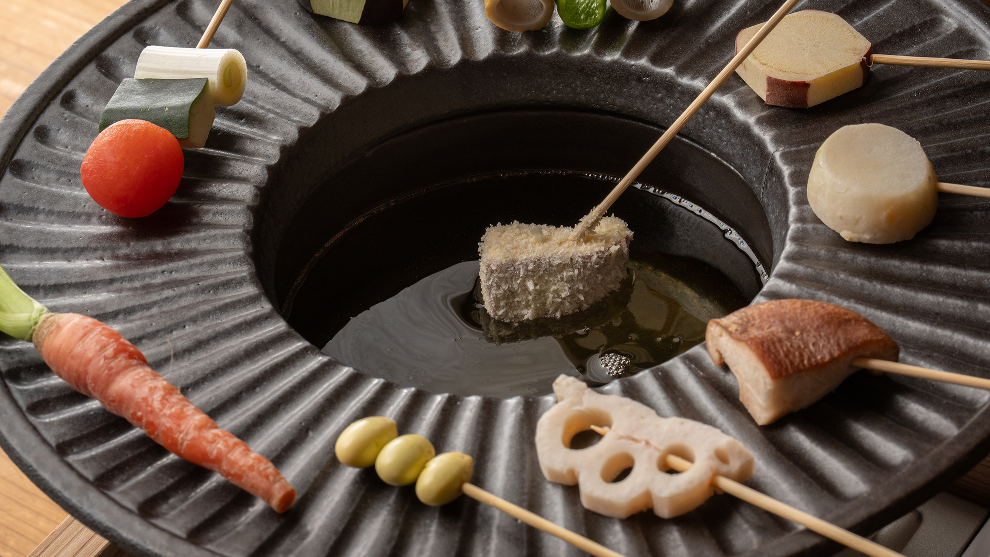 【里山の旬菜 菜種揚げ】菜種油の入った鍋はなんと自社開発。陶器と鉄のハイブリット鍋でサクッと美味しく