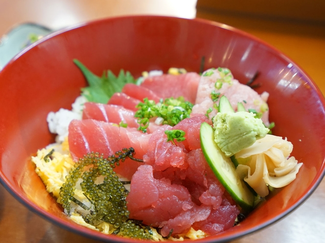 泊漁港内「泊いゆまち」（車で12分）新鮮な魚介類を複数の鮮魚店が販売しています。食事も可能。