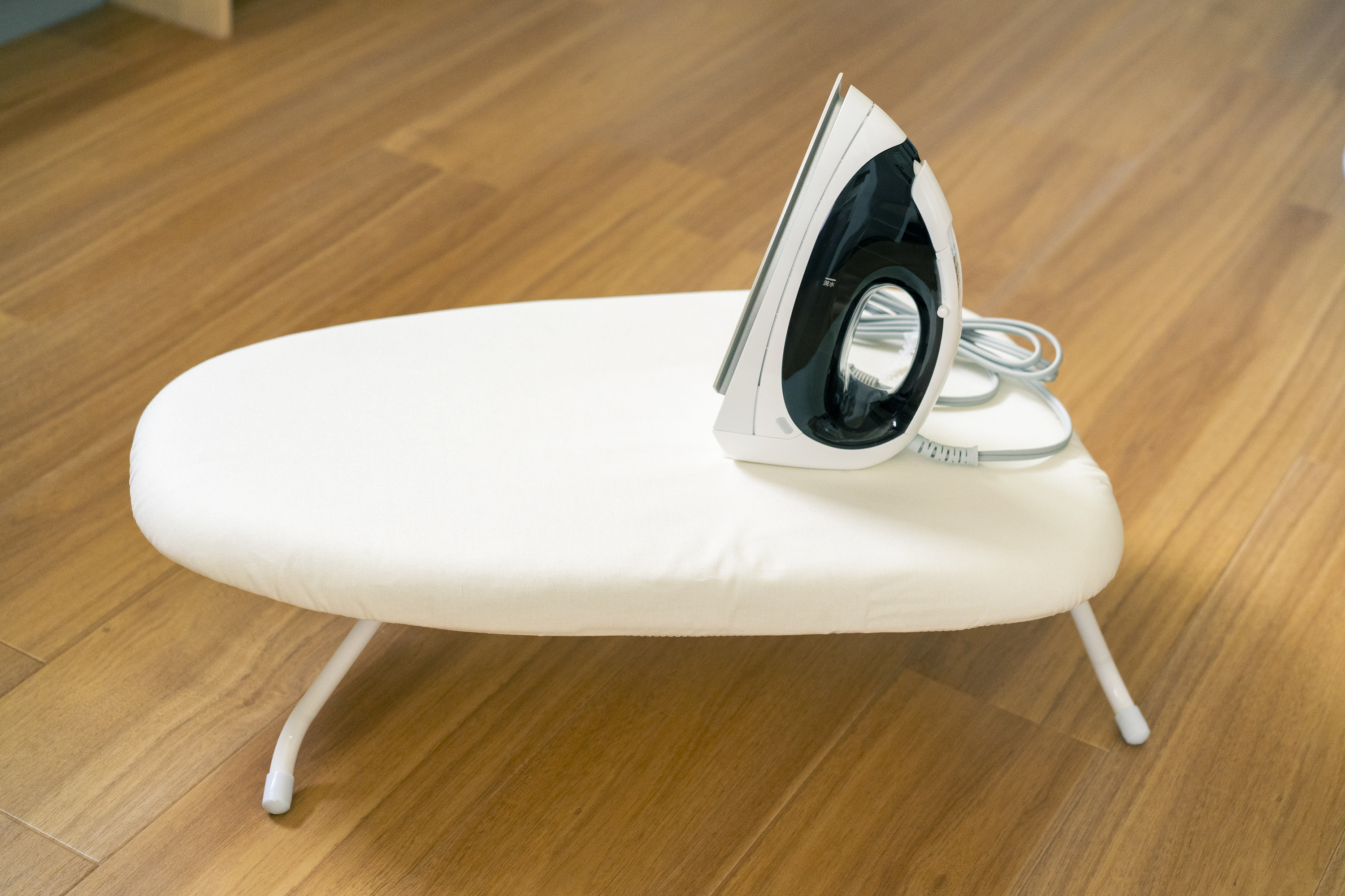 各部屋にアイロンとアイロン台