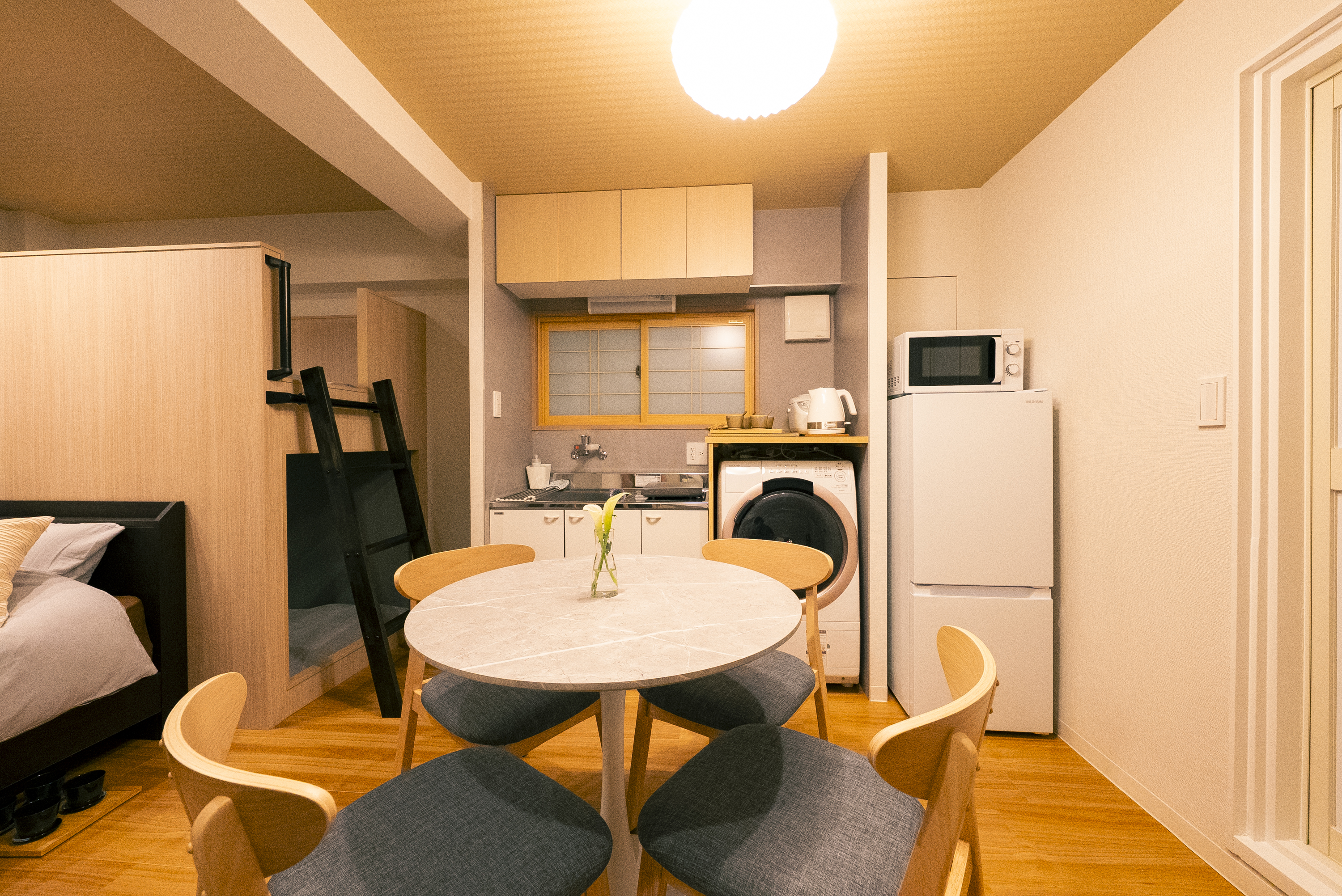 夜のダイニングテーブル