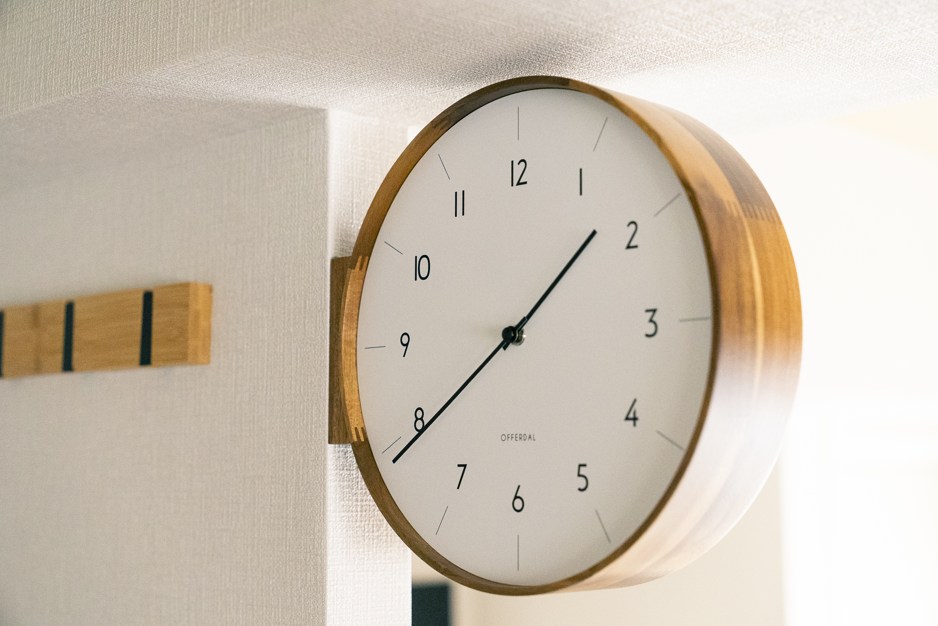 両サイドから時間がわかる壁掛け時計