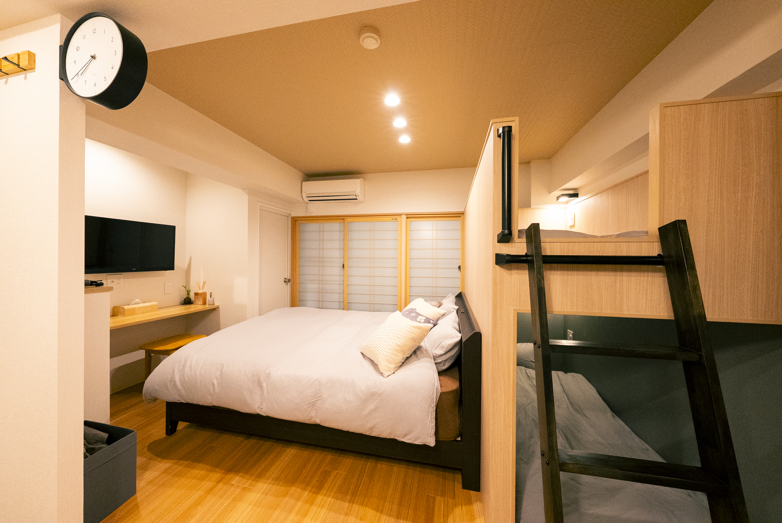 ダブルベッドと2段ベッドで4名までご宿泊可能