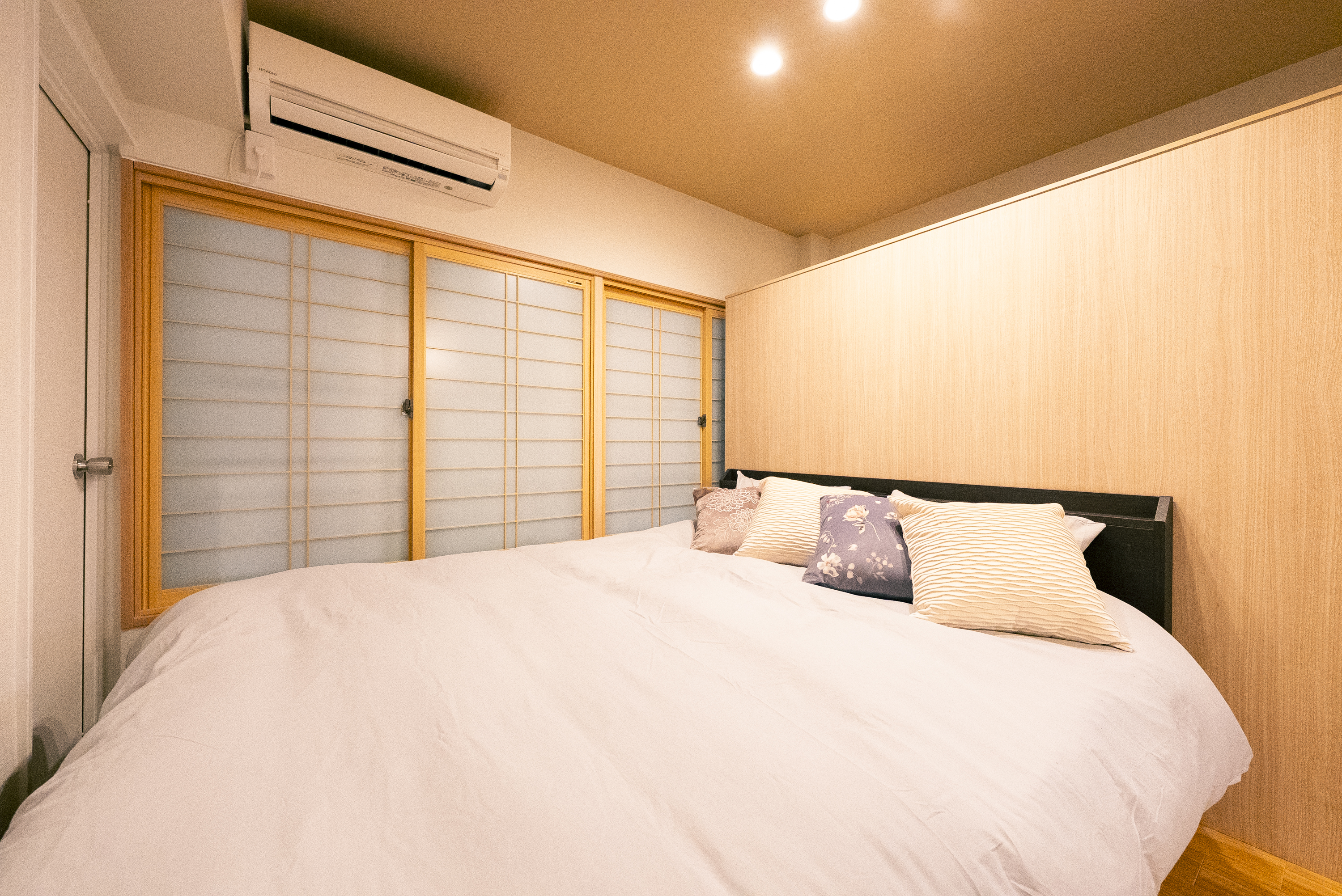 夜のベッドルーム