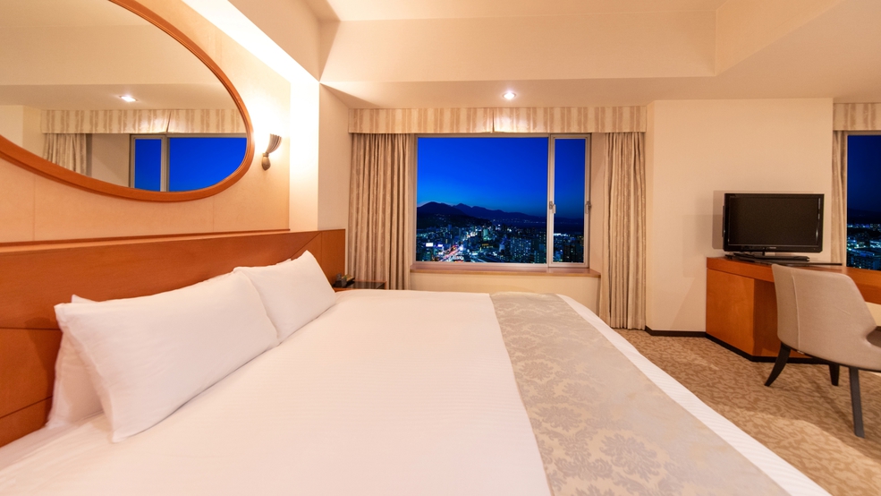 ジュニアスイートルーム（別府側・夜の景色）