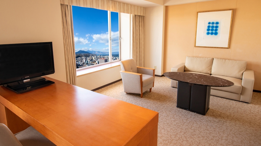 ジュニアスイートルーム〈リビング〉（別府側・お昼の景色）