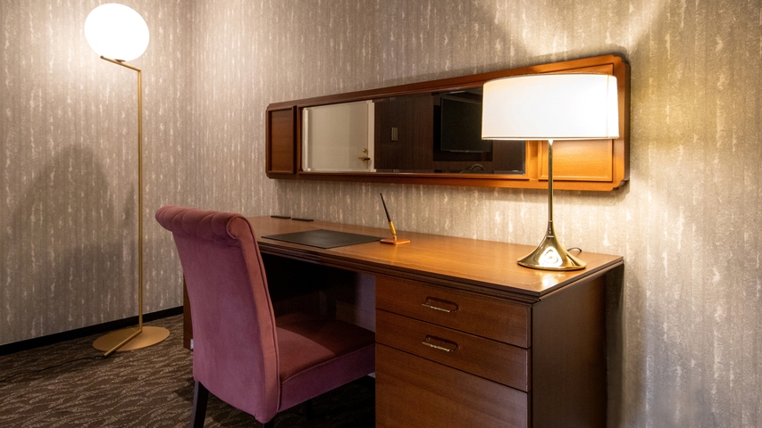 ロイヤルスイートルーム　76.0㎡　〈デスク〉