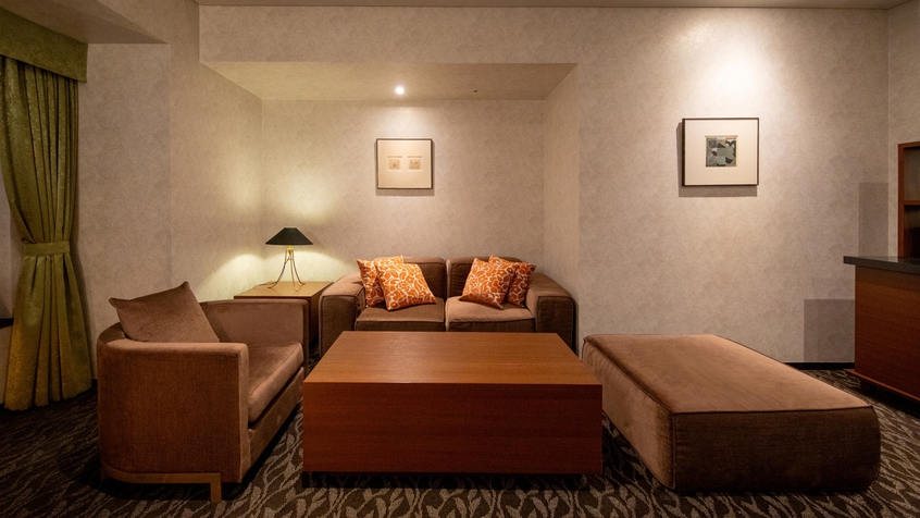 ロイヤルスイートルーム〈リビング〉（別府側・夜の景色）