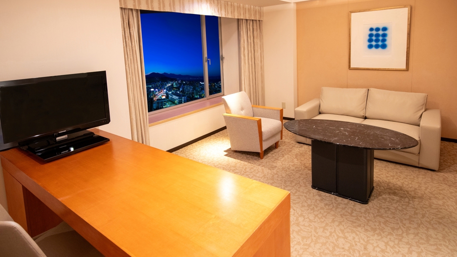 ジュニアスイートルーム〈リビング〉（別府側・夜の景色）