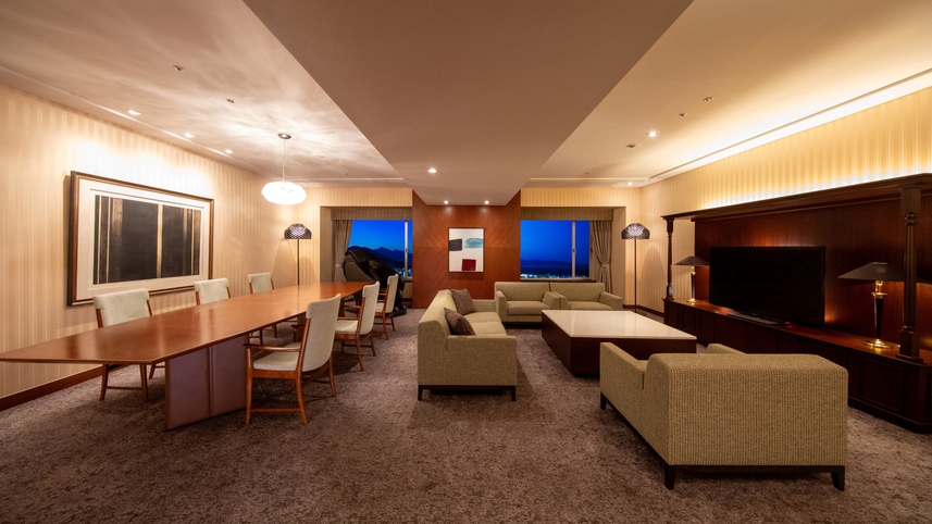 インペリアルスイートルーム〈リビング〉（別府側・夜の景色）