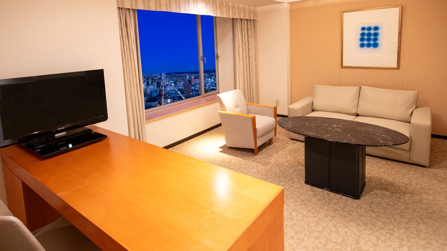 ジュニアスイートルーム〈リビング〉（大分側・夜の景色）