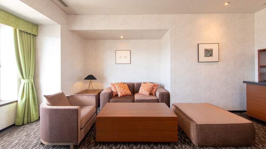 ロイヤルスイートルーム〈リビング〉（別府側・お昼の景色）