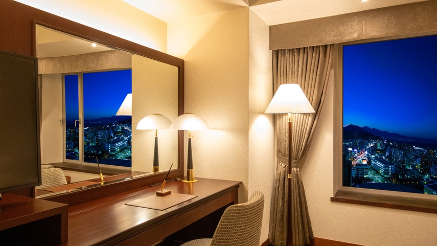 インペリアルスイートルーム〈デスク〉（別府側・夜の景色）