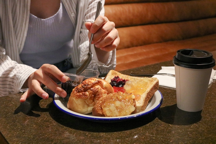 毎朝地下ラウンジでお楽しみいただけるカラフルでクリエイティブなセルフサービス朝食