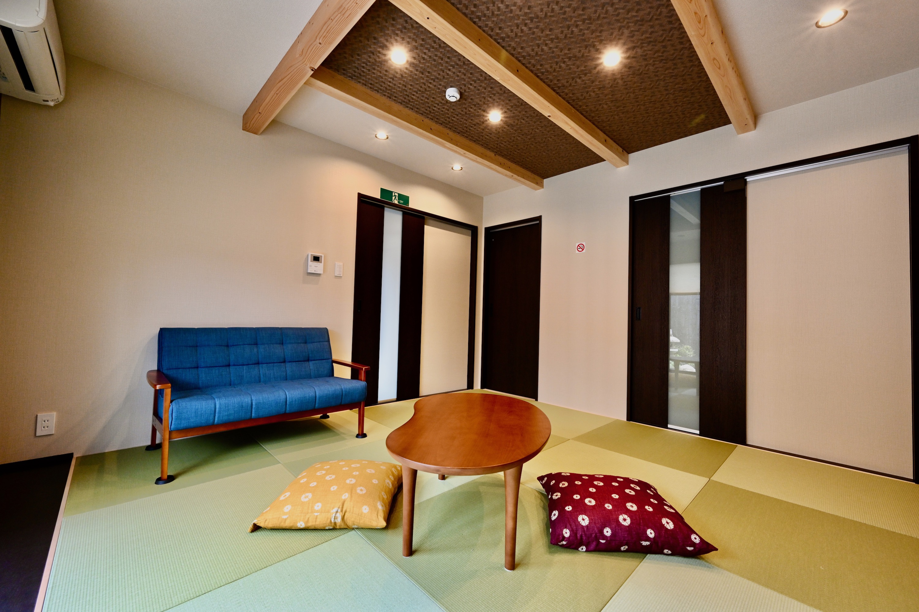 青々した畳のアロマで癒される、広々とした1階リビングルーム。冬はこたつでほっこり。