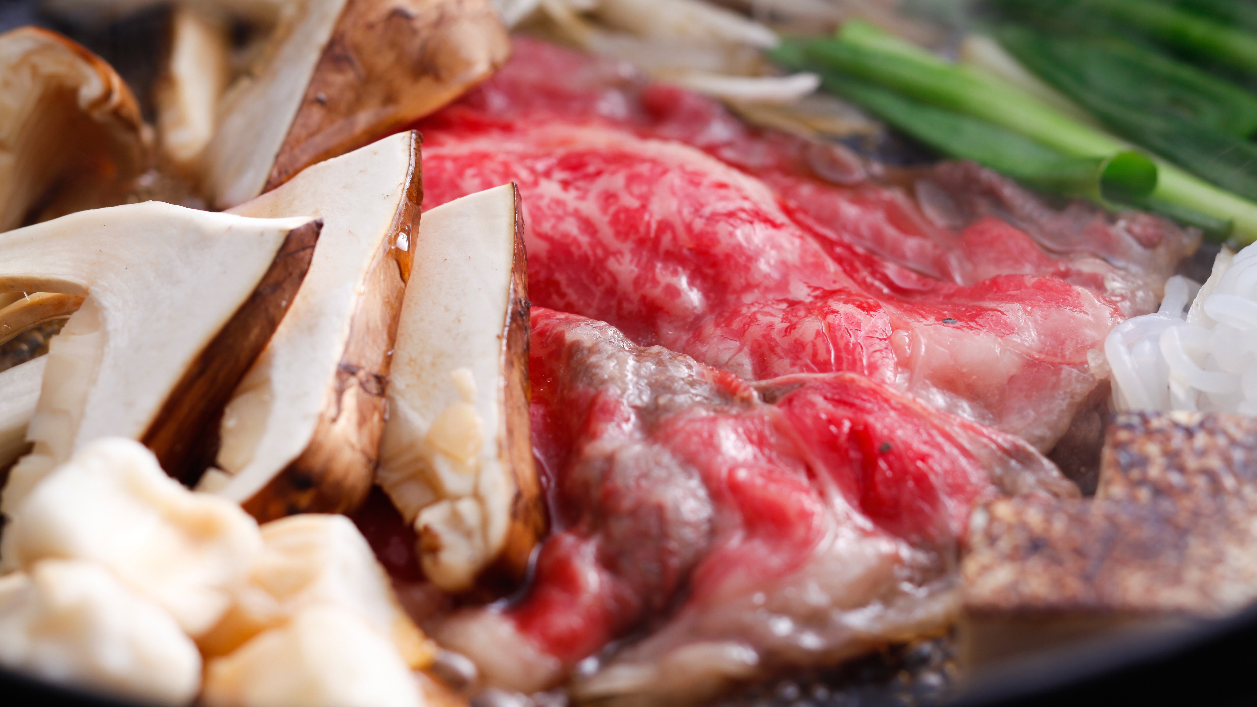 メインはご当地ブランド和牛「つやま和牛」のすき焼き（イメージ）