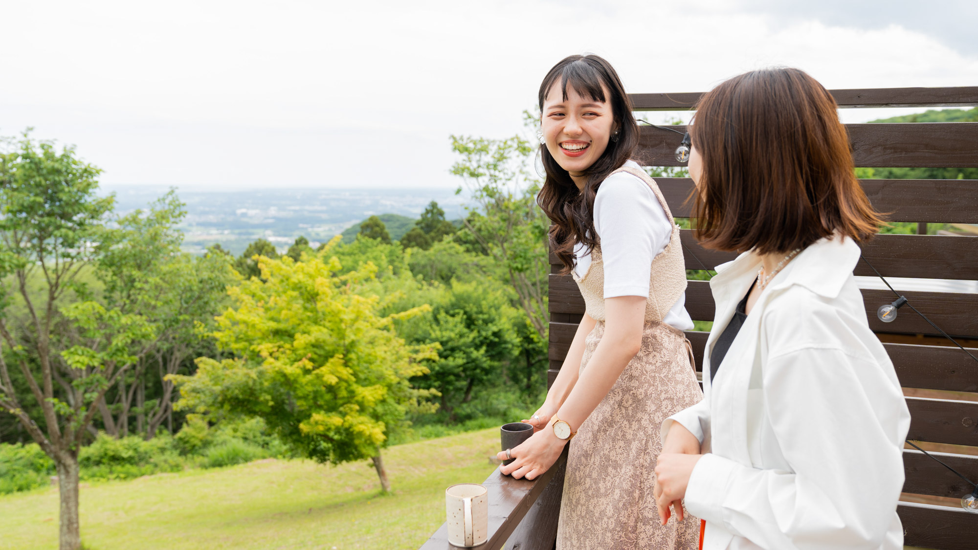コーヒー片手に自然と語らうデッキモーニング。