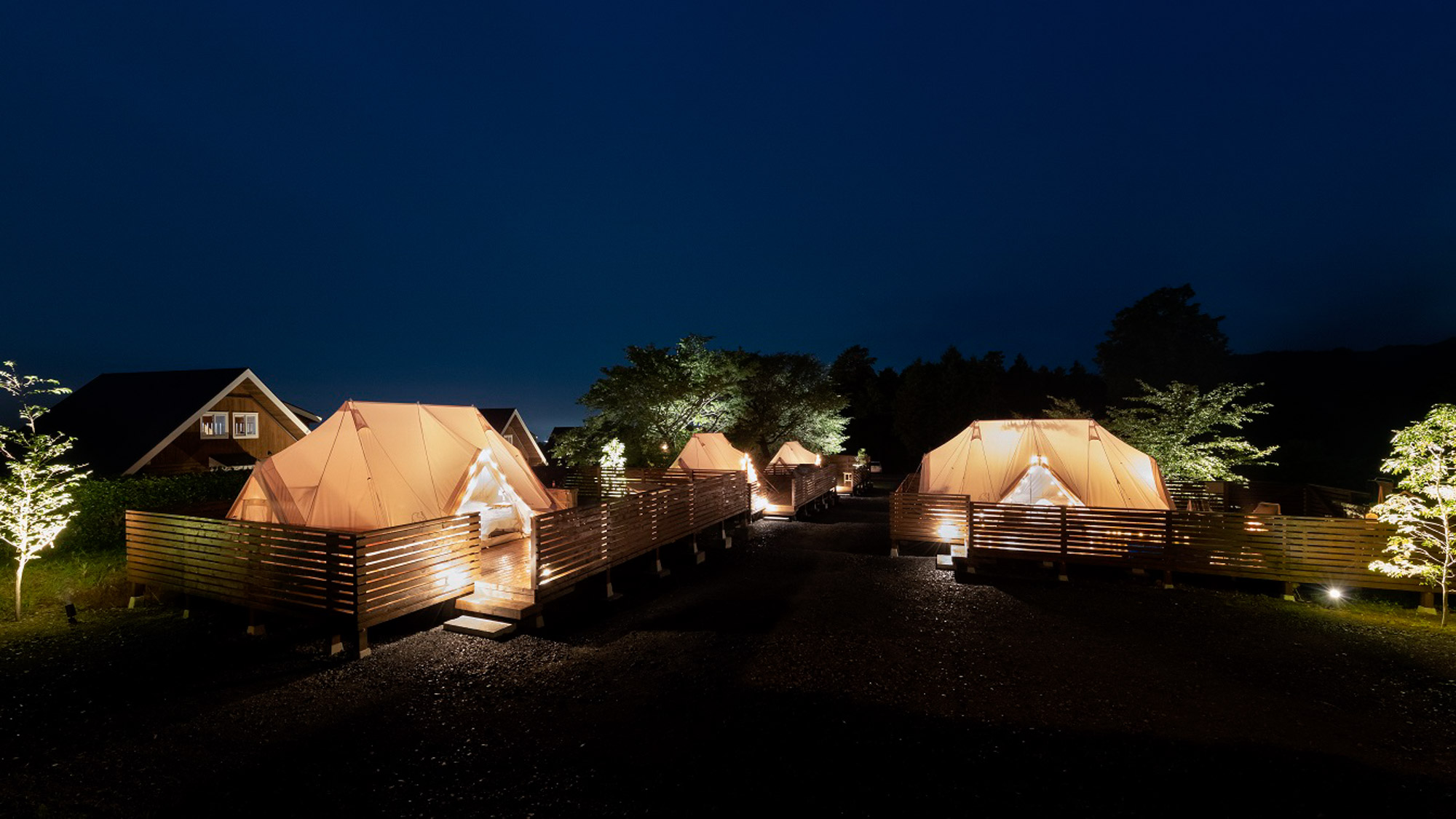 【GRACE TENT】アウトドアステイの魅力を体験できるテント。夜もきれいです。