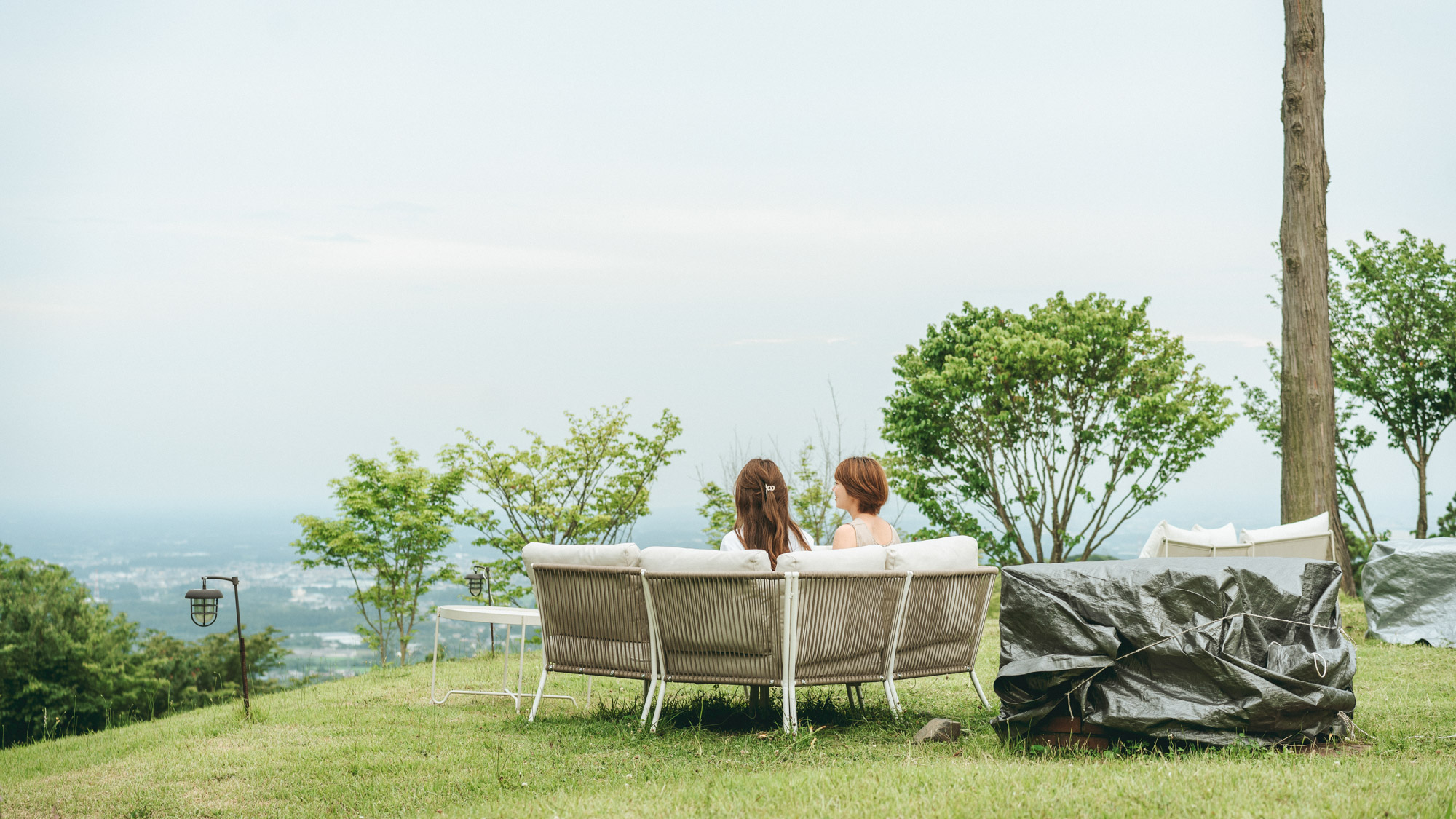 景色を眺めるだけの、何もしない贅沢。ソファで過ごす憧れの時間。