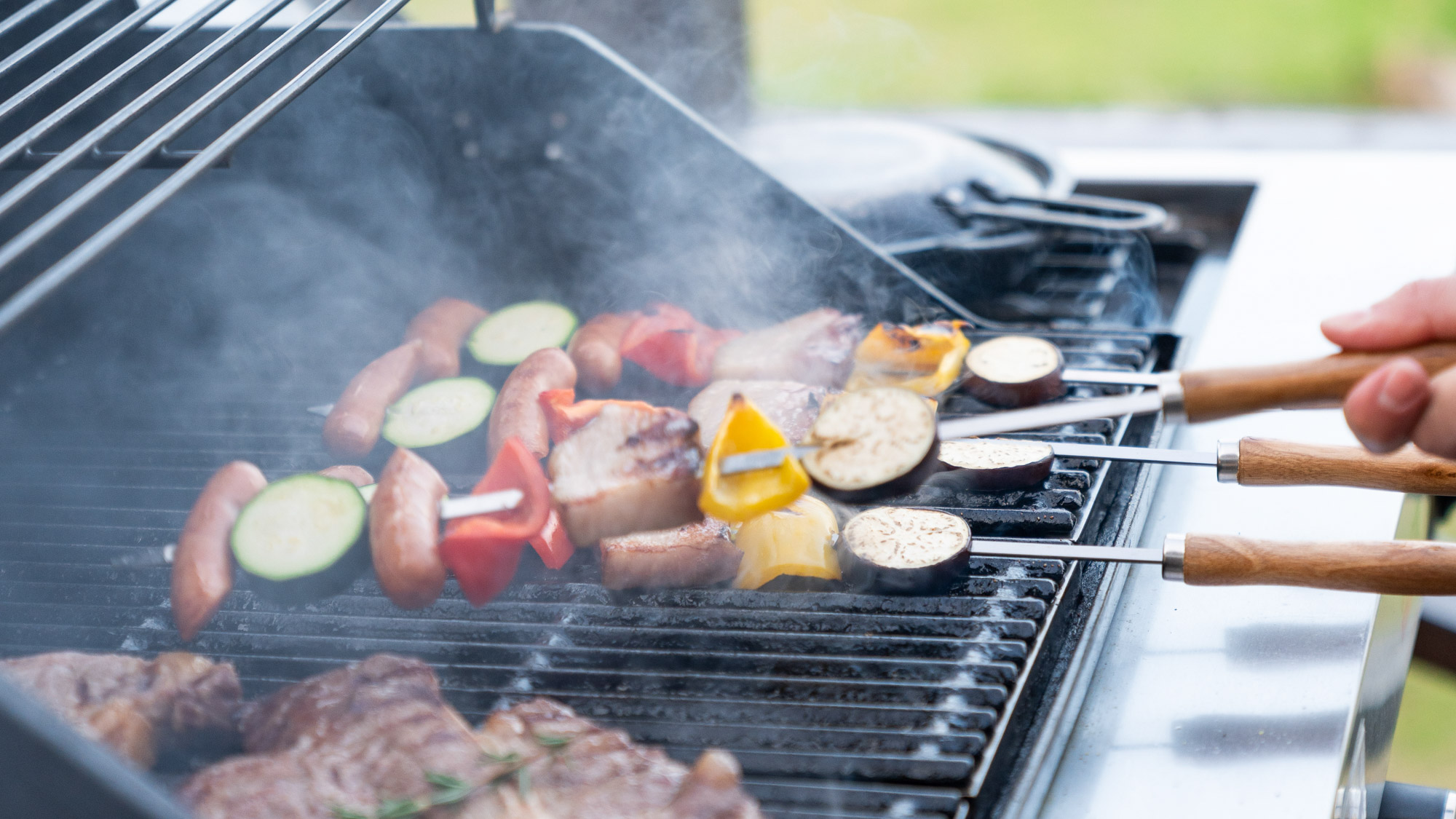 森のテラスで地元食材の彩り串をジュワッと焼く映えBBQタイム。