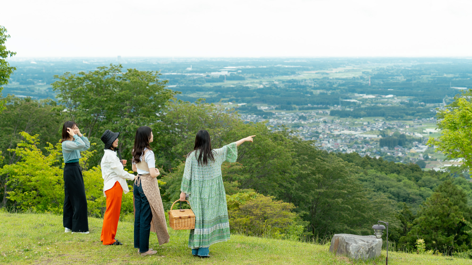 【春】見渡すかぎりの緑に心ほどける。春の山頂で、特別な景色に出会う。