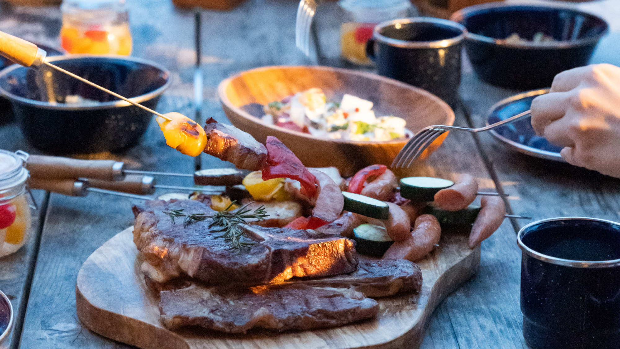 ジュウジュウ焼ける厚切り肉を囲んで語らう、夕暮れBBQタイム。