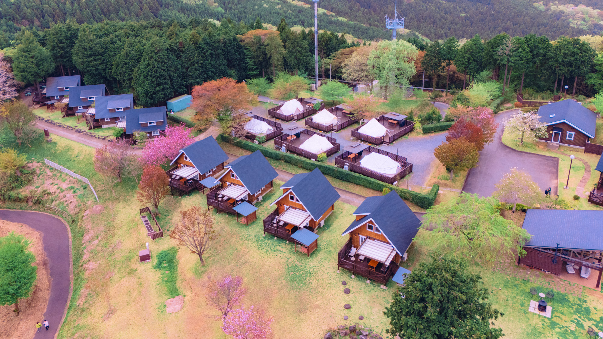 春色に包まれる森のリゾート。空から見たエトワは、まるで秘密の楽園。