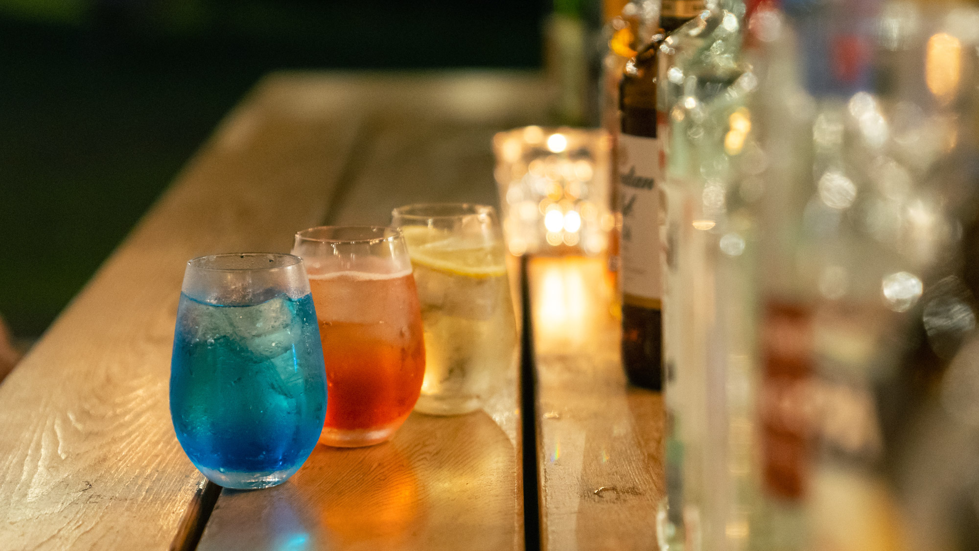 【アウトドアバー】夜風に揺れる光とともに、グラスを傾ける特別な一杯。