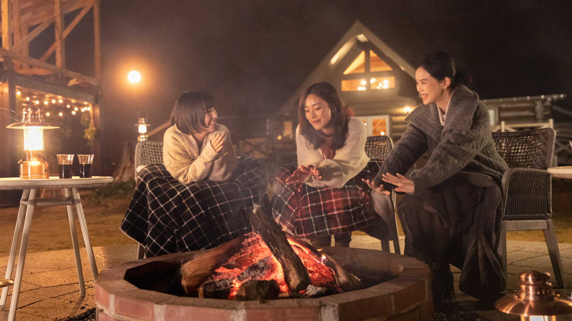 【ファイヤープレイス】ぬくもり囲む冬の夜、焚き火と笑顔が心をほどく。