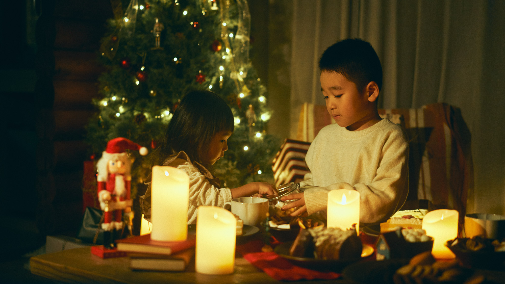 ツリーを囲む時間が、家族の記憶になる。ここで過ごすクリスマスは、特別になる。