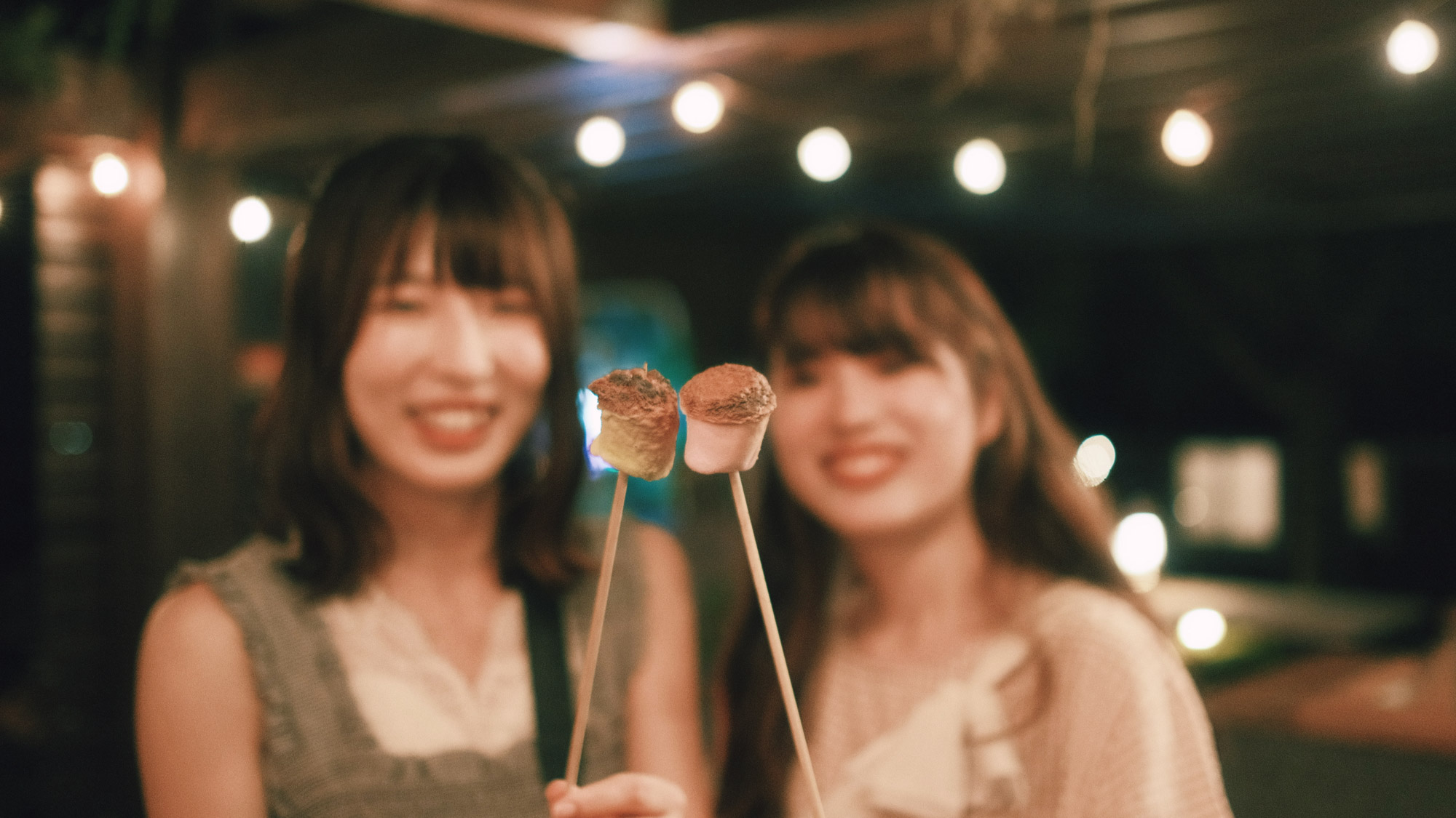 【スモア】とろ〜り、とろける笑顔と一緒に。夜のひとときを彩る、人気の焼きマシュマロ体験。