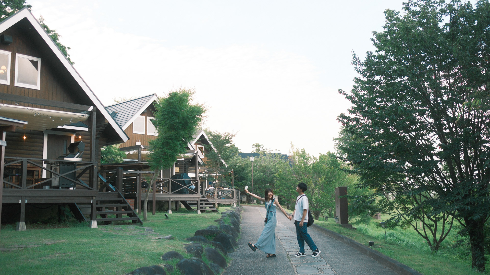 【FOREST CABIN】森に寄り添うログキャビン。四季の風景が窓辺に広がる。