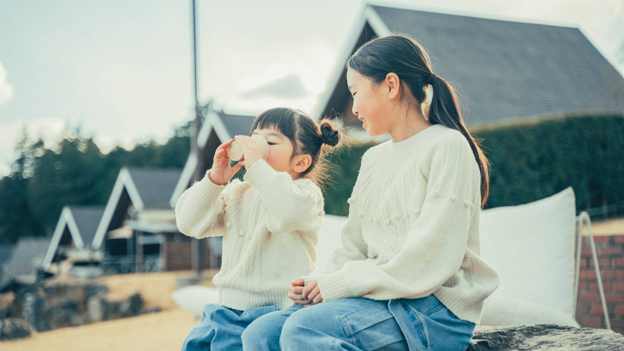 森の中で、子どもの笑顔がやわらかくなる。ここでしか見られない表情を大切に。
