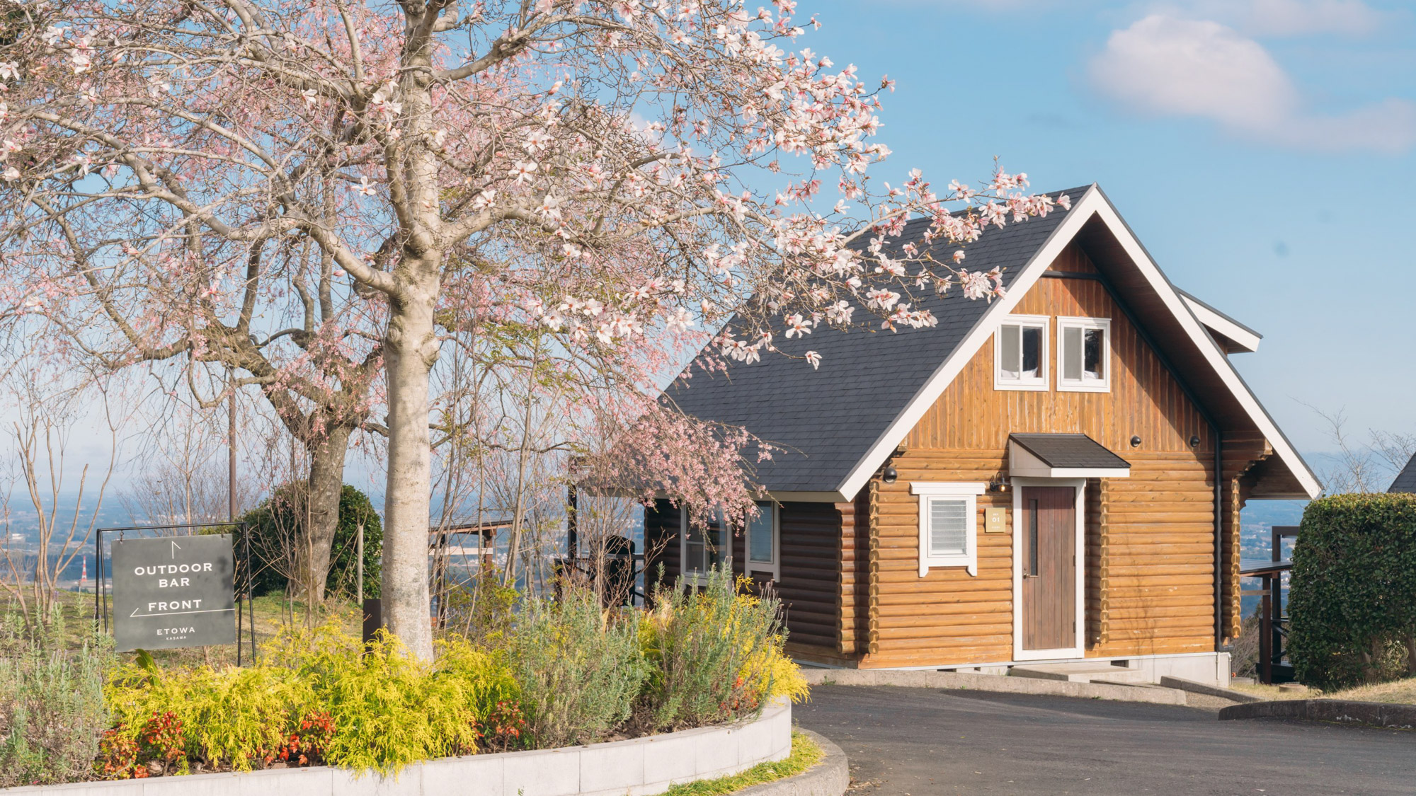 【春】春色に包まれたSKY CABIN。桜越しに見る景色もまた特別。