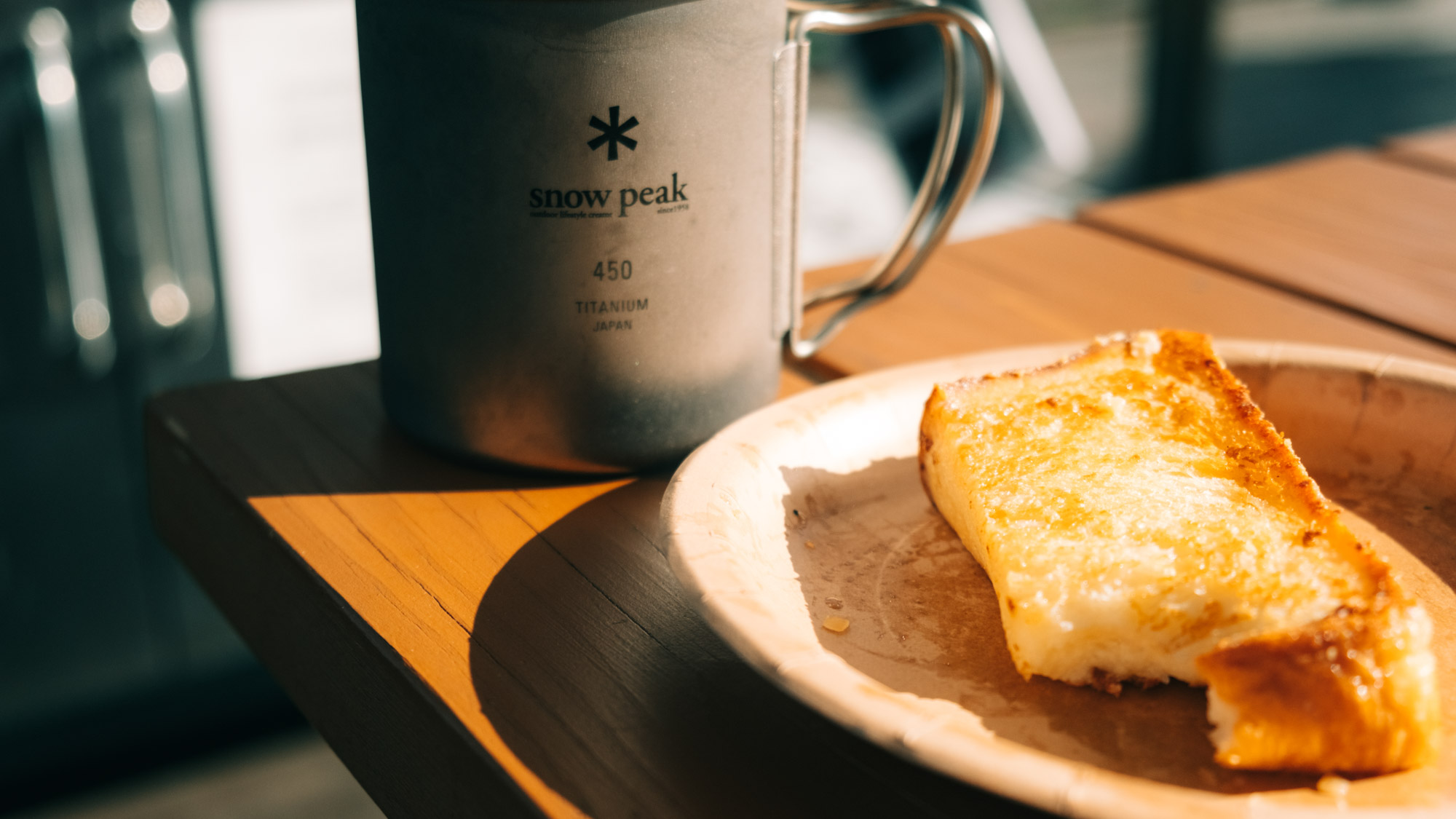 【朝食メニュー】朝陽差すテラスで味わう、とろふわフレンチトースト＆淹れたてコーヒー。（メニュー例）
