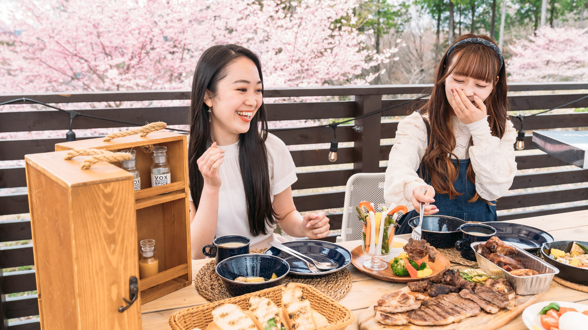 満開の桜に囲まれて味わう、春色グリルディナー。