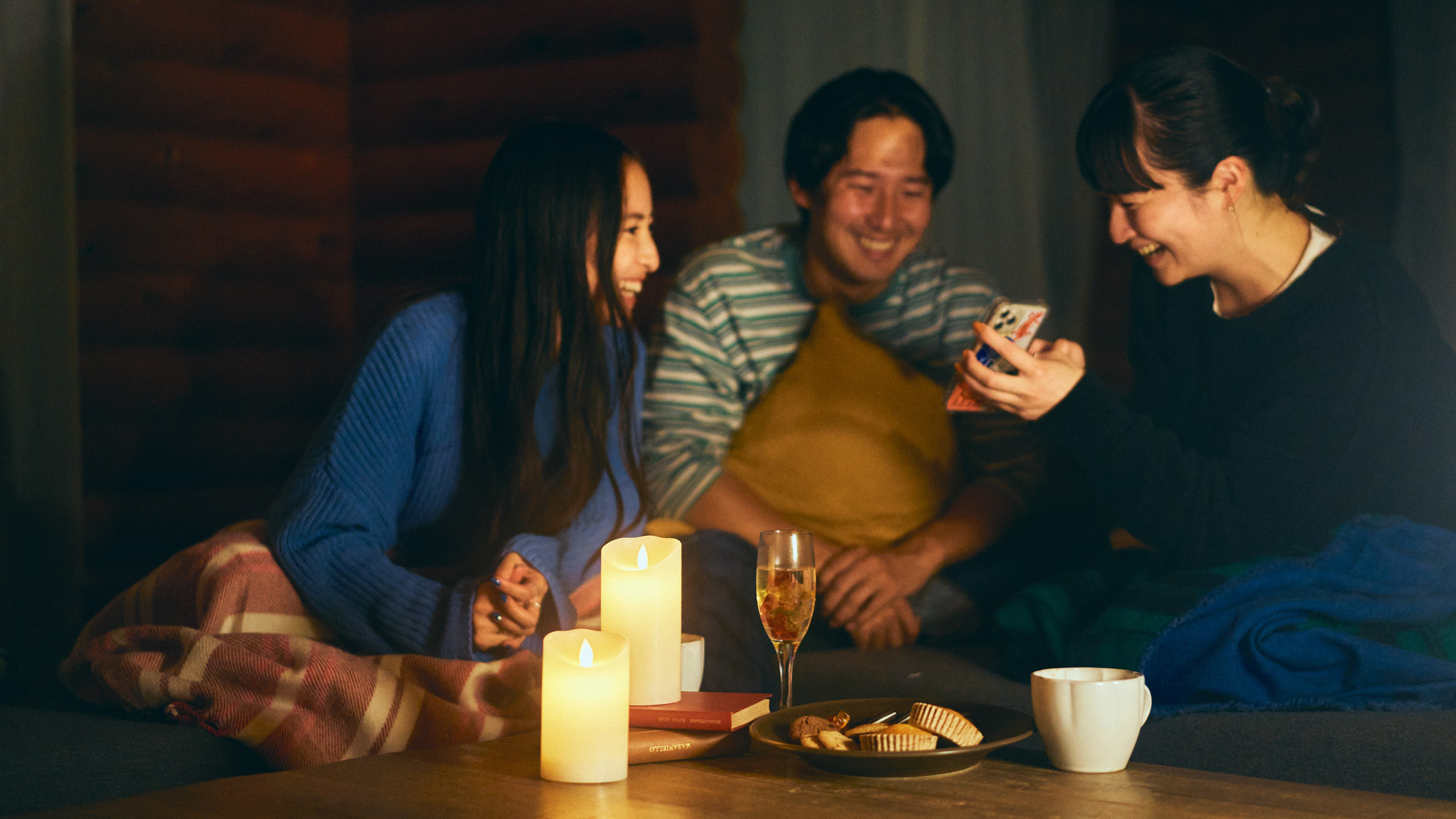 笑い声が夜にとけていく。何でもない時間が、いちばんの思い出になる。