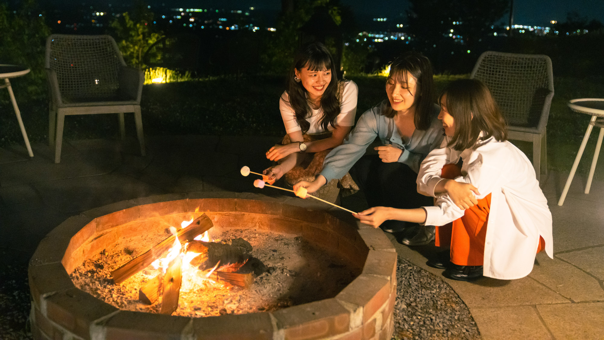 【ファイヤープレイス】甘くてあったかい夜。スモア（焼きマシュマロ）がつなぐ女子旅トーク。