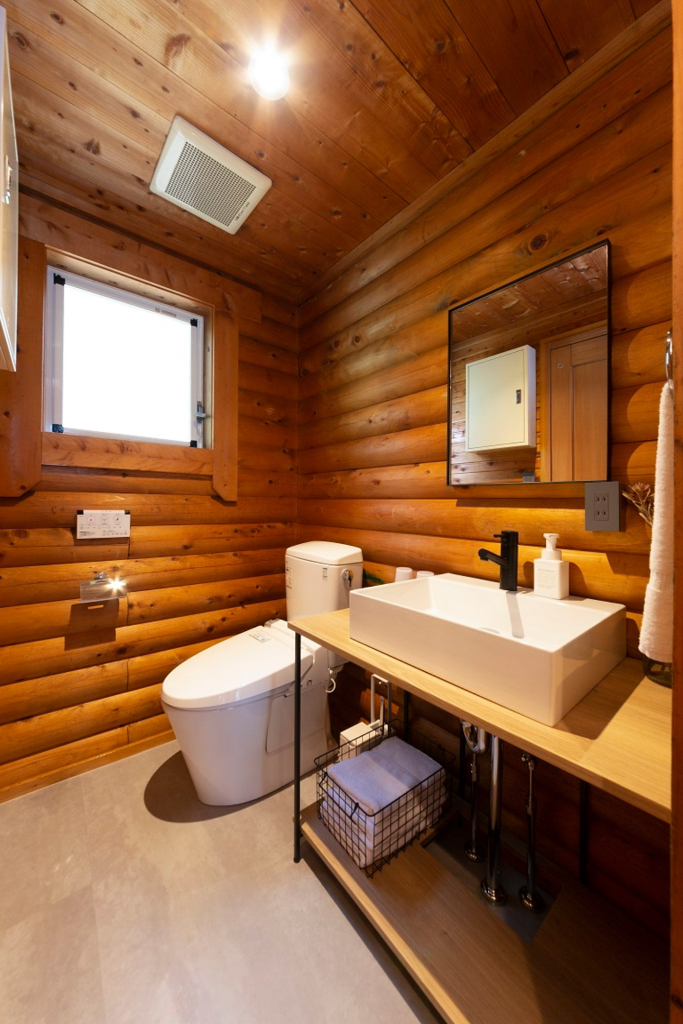 【FOREST CABIN】キャビン内のパウダールーム。木の温もりと清潔感が調和します。