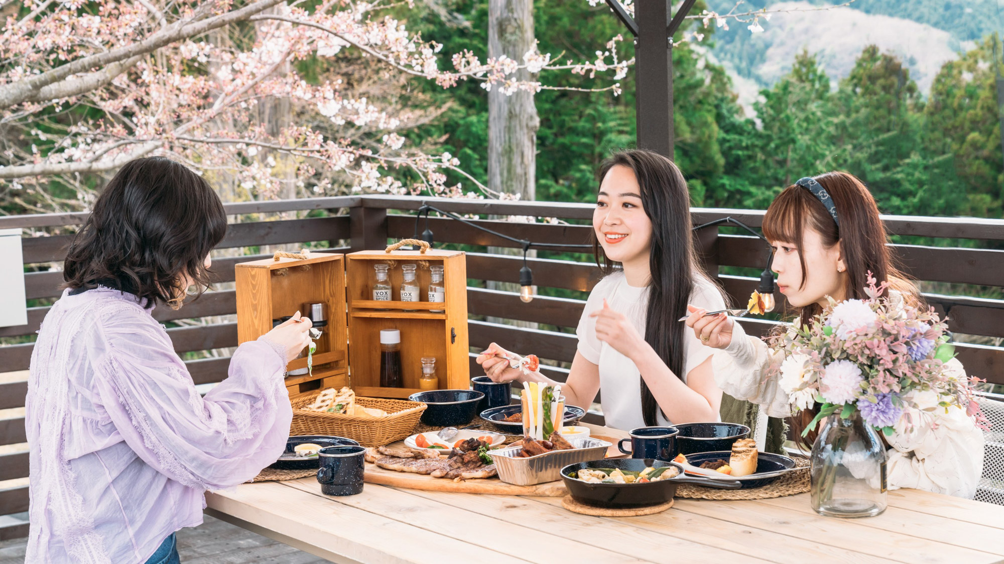 春の山景と桜に包まれて味わう、格別のデッキディナー。