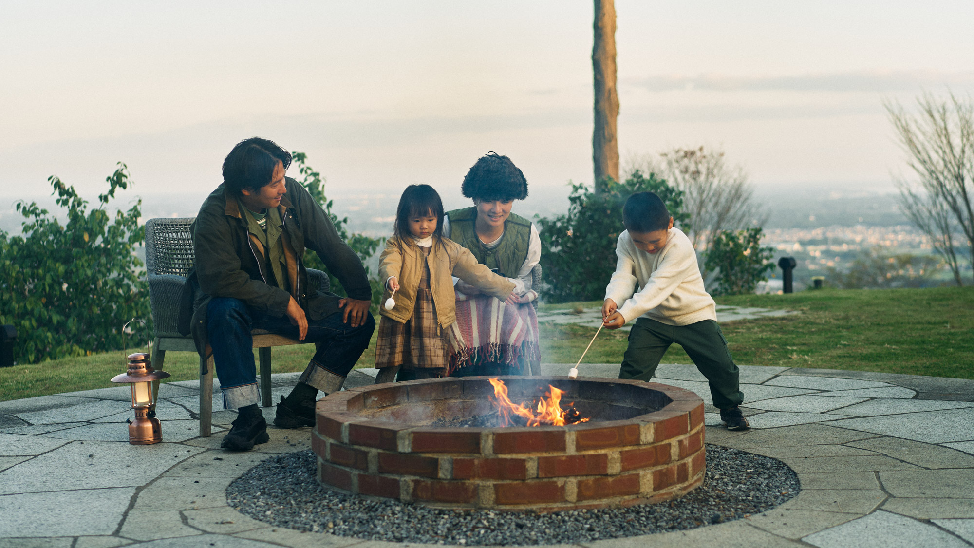 【スモア】焚火を囲んで、家族みんなで楽しむ焼きマシュマロ。甘くて温かい、思い出の味。