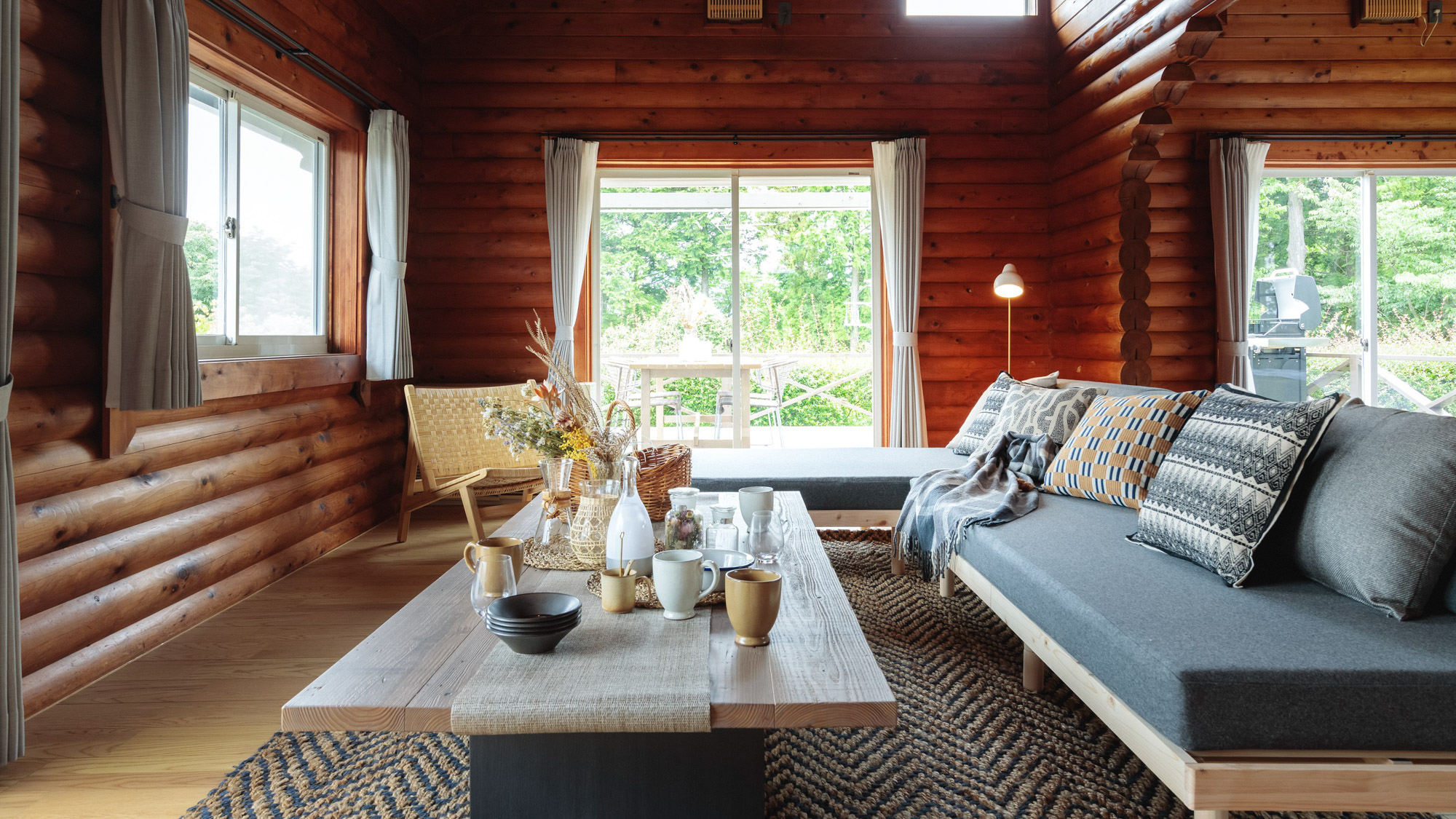 【SUITE CABIN】大きなソファに身を沈める贅沢時間。